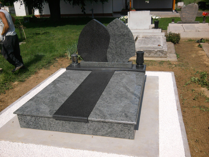 Másfeles síremlékek